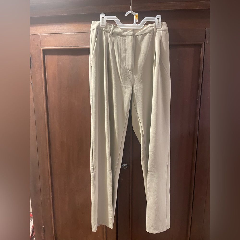 Pleated lightweight trousers